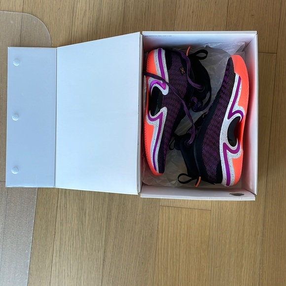 Air Jordan XXXVI in Black and Hyper Violet - Picture 6 of 8